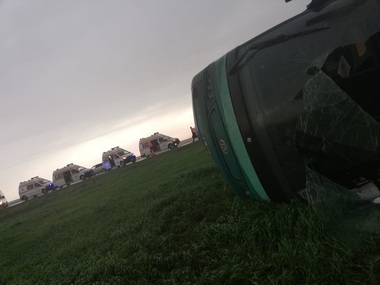 UPDATE: Tornadă în judeţul Călăraşi: Un autocar cu 40 de persoane la bord a fost aruncat de pe şosea, patru oameni fiind răniţi / Zece case au rămas fără acoperişuri - VIDEO