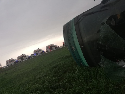 UPDATE: Tornadă în judeţul Călăraşi: Un autocar cu 40 de persoane la bord a fost aruncat de pe şosea, patru oameni fiind răniţi / Zece case au rămas fără acoperişuri - VIDEO