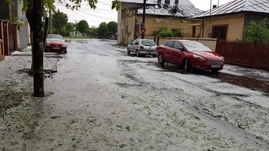 Furtună puternică, însoţită de grindină în judeţul Buzău