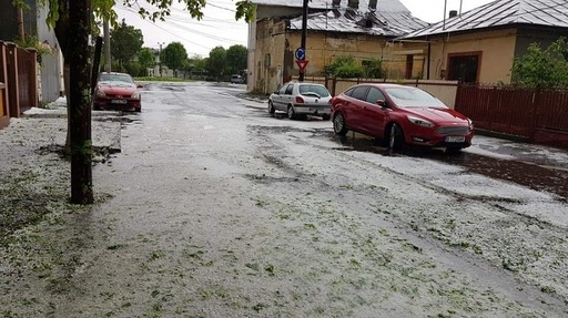 Furtună puternică, însoţită de grindină în judeţul Buzău