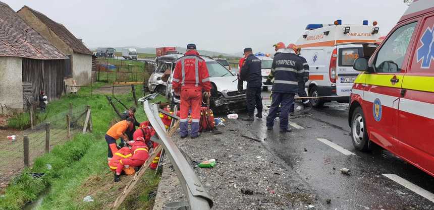 Braşov: Accident rutier pe DN 1, între o maşină şi un autocar plin cu turişti; o tânără de 24 de ani a murit