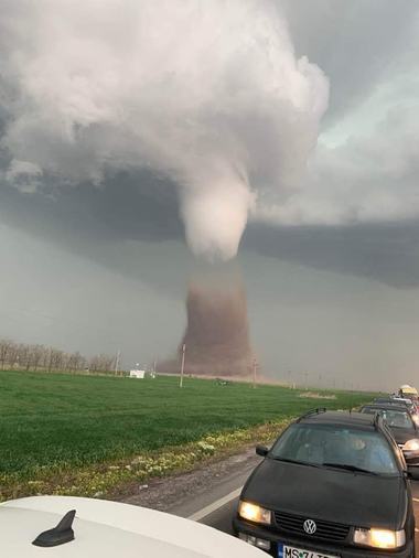 Călăraşi: Acoperişurile a 18 locuinţe şi anexe gospodăreşti, afectate de tornadă