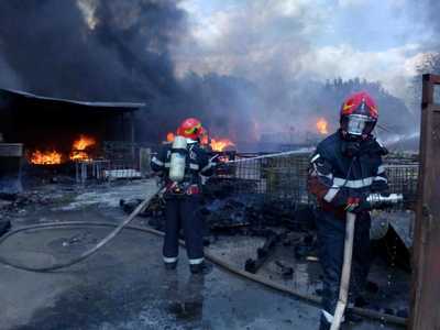 Incendiu violent la un depozit cu materiale de construcţii, vopseluri şi diluanţi din Râmnicu Vâlcea; o femeie a fost transportată la spital cu arsuri. FOTO, VIDEO