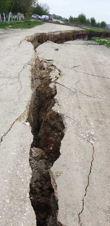 Mal al Canalului Dunăre-Marea Neagră, surpat în comuna Cumpăna. Trei case sunt în pericol în zona respectivă. FOTO