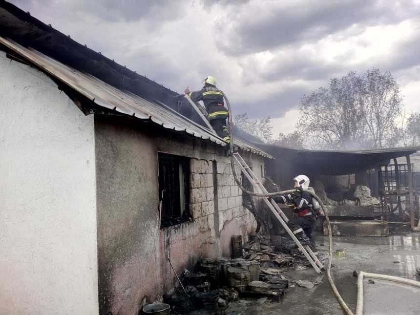 Incendiul izbucnit la un depozit de materiale de construcţii, vopseluri şi diluanţi din Râmnicu Vâlcea a fost stins