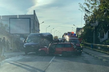 Patru persoane, transportate la spital în urma unui accident produs la Târgu Jiu, fiind implicate un microbuz şi un autoturism