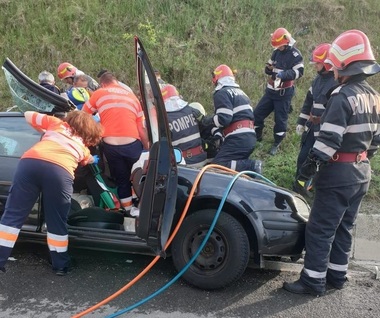Un mort şi trei răniţi, după ce o maşină şi o dubiţă s-au ciocnit în judeţul Giurgiu 
