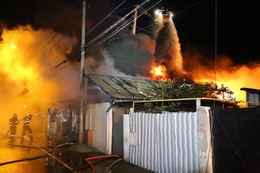 Incendiu la două case din Bucureşti, două persoane fiind evacuate de pompieri. FOTO/ VIDEO