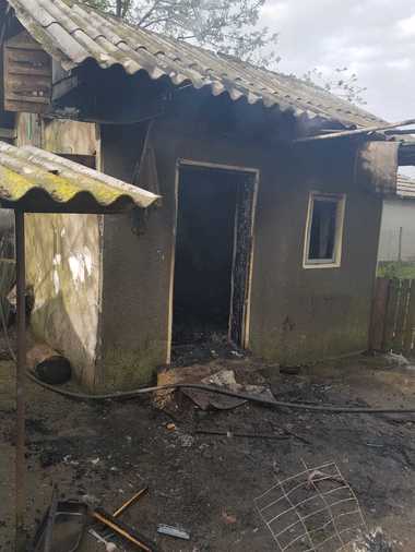 Constanţa: Un bărbat de 85 de ani şi-a pierdut viaţa, iar o femeie a fost rănită, în urma explozii urmate de un incendiu