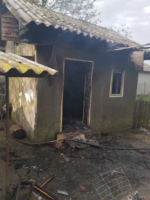 Constanţa: Un bărbat de 85 de ani şi-a pierdut viaţa, iar o femeie a fost rănită, în urma explozii urmate de un incendiu