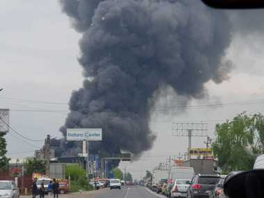 UPDATE: Incendiu la un centru comercial din Afumaţi: Focul a fost stins. Trei persoane au fost transportate la spital; pompierii nu pot intra în interiorul halei, existând riscul prăbuşirii - FOTO/ VIDEO 
