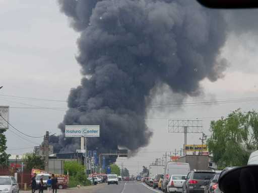 UPDATE: Incendiu la un centru comercial din Afumaţi: Focul a fost stins. Trei persoane au fost transportate la spital; pompierii nu pot intra în interiorul halei, existând riscul prăbuşirii - FOTO/ VIDEO 