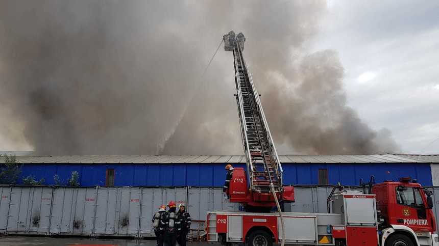 Incendiul de la Afumaţi: Trei persoane au fost transportate la spital; pompierii nu pot intra în interiorul halei, existând riscul prăbuşirii