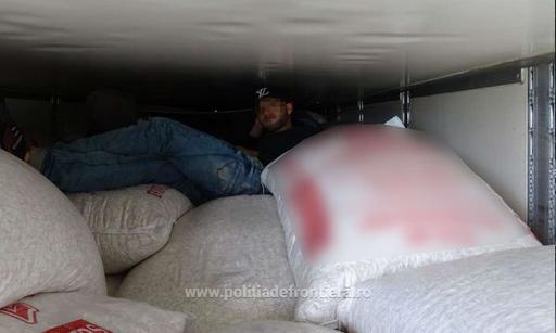 Opt migranţi din Iran, Siria şi Irak, prinşi de poliţiştii de frontieră din Giurgiu şi Dolj când încercau să intre ilegal în ţară, ascunşi în camioane. FOTO, VIDEO
