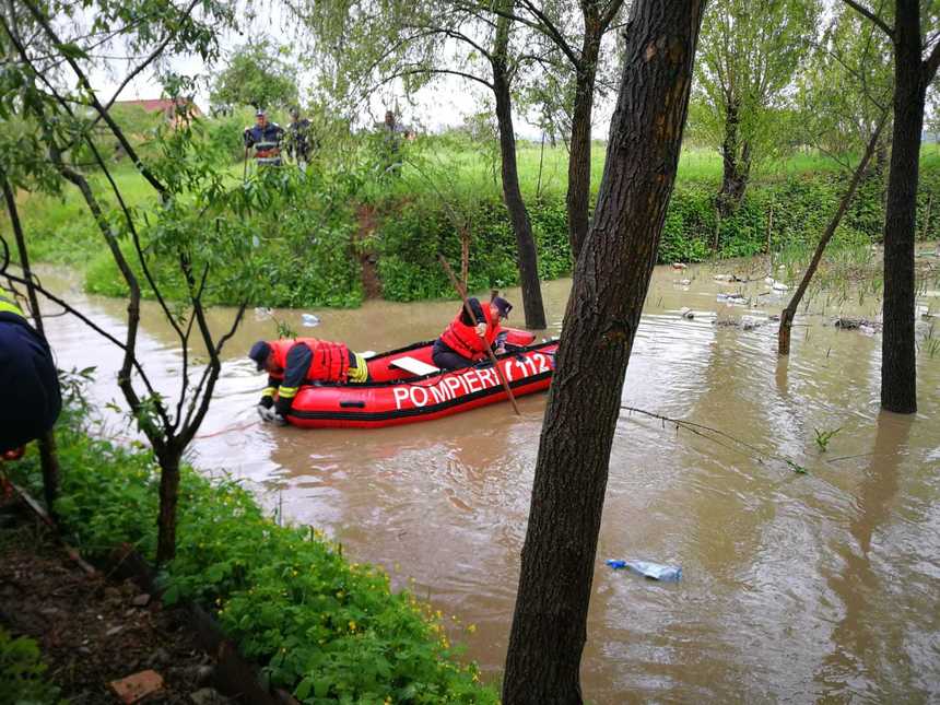 Bistriţa-Năsăud: Pompieri, voluntari, poliţişti, jandarmi şi localnici caută un copil care a căzut în râul Bistriţa
