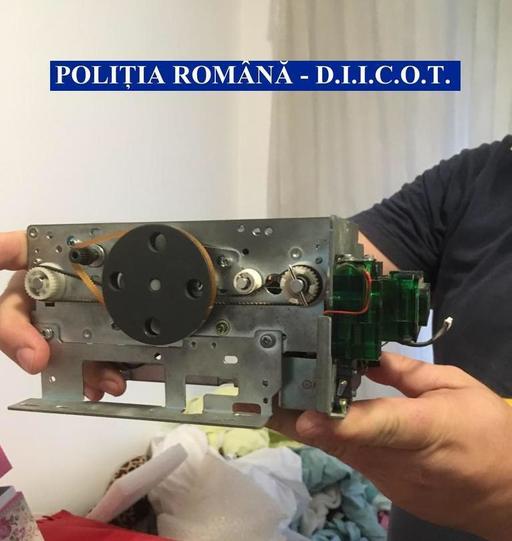 Percheziţii în cinci judeţe şi în municipiul Bucureşti, la grupări specializate în skimming; 24 de persoane sunt suspectate că ar fi clonat carduri bancare şi de carburant în mai multe ţări europene. FOTO
