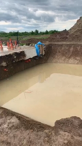 Dâmboviţa: Doi fraţi, unul de 7 ani şi unul de 9 ani, au murit înecaţi într-o groapă de excavaţie plină cu apă lângă care se jucau