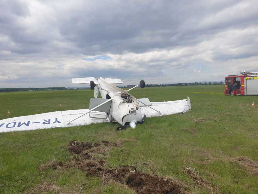 Incident aviatic pe aerodroumul de la Strejnic (Prahova): un avion de mici dimensiuni s-a lovit de pistă la aterizare; nu sunt victime. FOTO