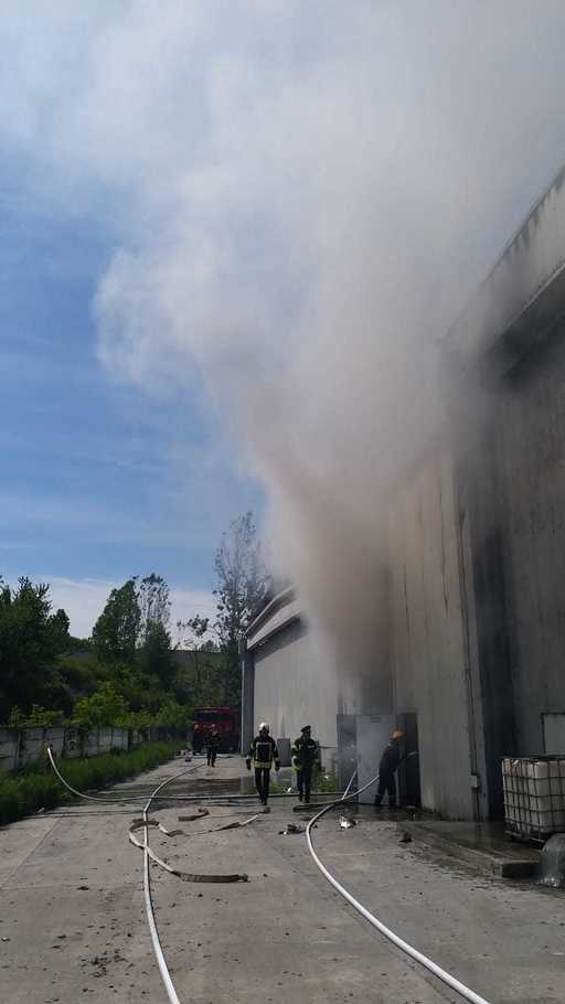 Hunedoara: Incendiu la un depozit de deşeuri reciclabile; pompierii intervin cu mai multe autospeciale. VIDEO