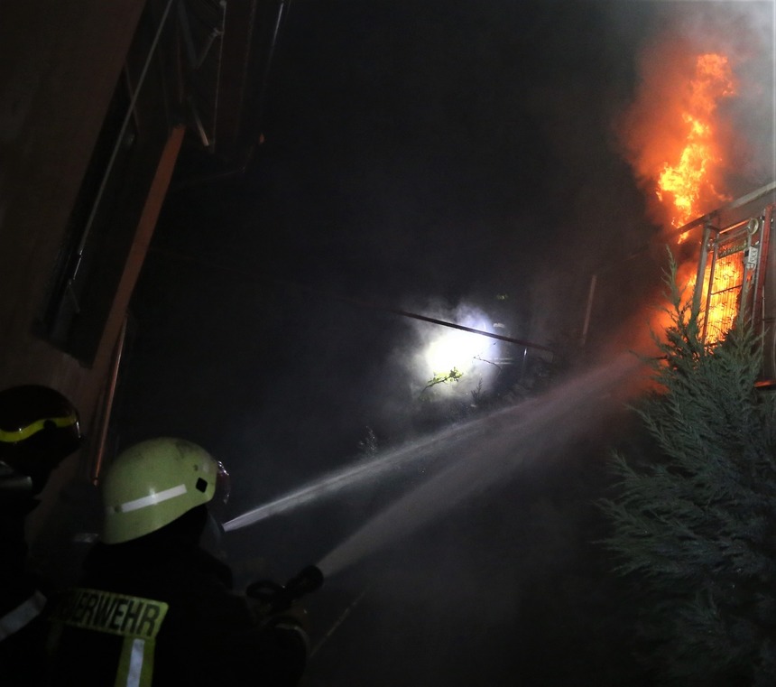 Incendiu puternic la acoperişurile a două imobile din Voluntari; o persoană expusă la fum a fost transportată la spital. FOTO, VIDEO