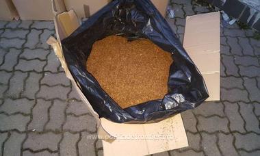 Poliţiştii au confiscat peste 80 de kilograme de tutun mărunţit, în urma unor percheziţii făcute în Bucureşti şi Călăraşi; doi bărbaţi au fost reţinuţi pentru contrabandă