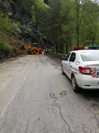 Argeş: Trafic îngreunat pe DN 7, din cauza căderilor de pietre de pe versanţi; se lucrează cu vola pentru eliberarea carosabilului