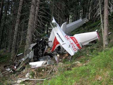 Coada, uşile şi aripile avionului prăbuşit în judeţul Buzău nu au fost găsite de anchetatori, resturi din aeronavă fiind împrăştiate pe o suprafaţă de 2.500 de metri; procurorii vor audia martori, inclusiv familiile victimelor