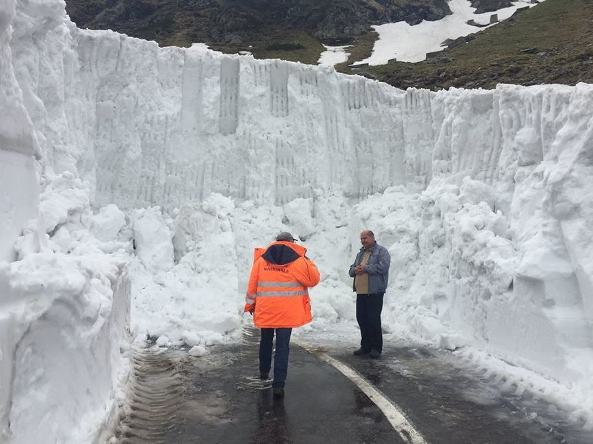 Drumarii au început să cureţe zăpada de pe Transfăgărăşan, pe sectorul închis circulaţiei; în unele locuri, stratul de zăpadă are peste şapte metri. VIDEO