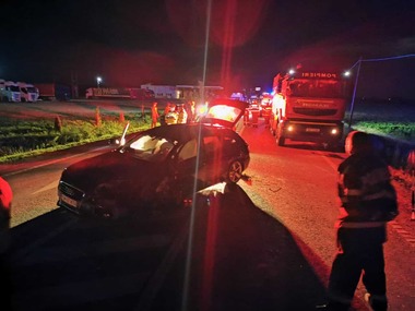Satu Mare: Opt persoane, între care patru copii, rănite după ce un microbuz şi un autoturism s-au ciocnit