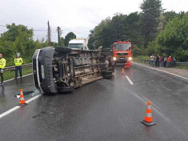 Vâlcea: Un microbuz s-a răsturnat pe DN 7, fiind declanşat Planul roşu de intervenţie; primele informaţii arată că sunt cinci răniţi. FOTO