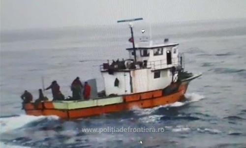 Pescador turcesc care pescuia ilegal în Marea Neagră, oprit de poliţiştii de frontieră după o urmărire de câteva ore în care au fost trase şi focuri de armă. Trei marinari au fost răniţi uşor, iar pescadorul s-a scufundat, echipajul fiind salvat. VIDEO