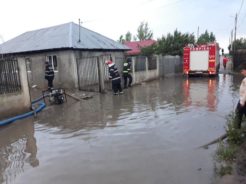 IGSU: Efecte de vreme rea în 25 de localităţi din 11 judeţe şi în Bucureşti; au fost inundate locuinţe, iar vântul a rupt copaci. FOTO, VIDEO