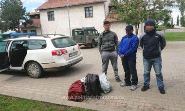 Trei cetăţeni din Nepal care încercau să ajungă ilegal în Serbia, prins de poliţiştii de frontieră din Timiş. VIDEO