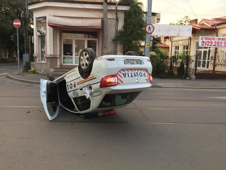 Prahova: Un poliţist a fost implicat într-un accident rutier, el aflându-se sub influenţa băuturilor alcoolice; autospeciala s-a răsturnat