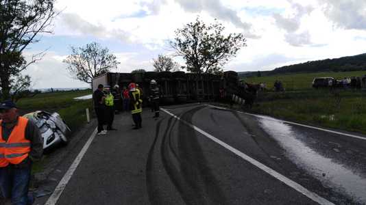 Mureş: Două persoane au murit şi alte patru au fost rănite după ce un TIR şi două autoturisme s-au ciocnit, pe DN 15; traficul este blocat