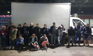 Bihor: Şaptesprezece cetăţeni străini care încercau să iasă ilegal din România, găsiţi ascunşi într-o autoutilitară, la Borş. VIDEO