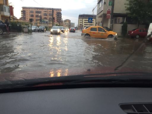 Cod portocaliu şi galben de ploi în Bucureşti şi 12 judeţe - ISU: 134 de intervenţii pentru extragerea apei, cele mai afectate zone fiind sectoarele 2 şi 3 şi oraşul Pantelimon. Peste 40 de localităţi din 20 de judeţe au fost afectate de ploi
