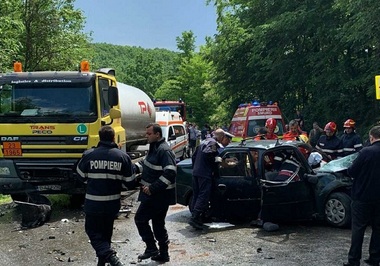 Dâmboviţa: Trei persoane, grav rănite după ce maşina în care se aflau s-a ciocnit cu o cisternă; traficul pe DN 72 este complet blocat. FOTO