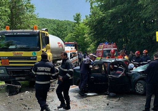 Dâmboviţa: Trei persoane, grav rănite după ce maşina în care se aflau s-a ciocnit cu o cisternă; traficul pe DN 72 este complet blocat. FOTO