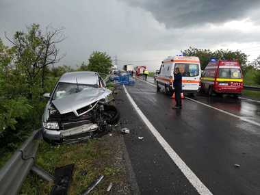 Argeş: Remorca unui TIR plin cu schele metalice s-a desprins şi a lovit trei maşini; două persoane au fost rănite. FOTO