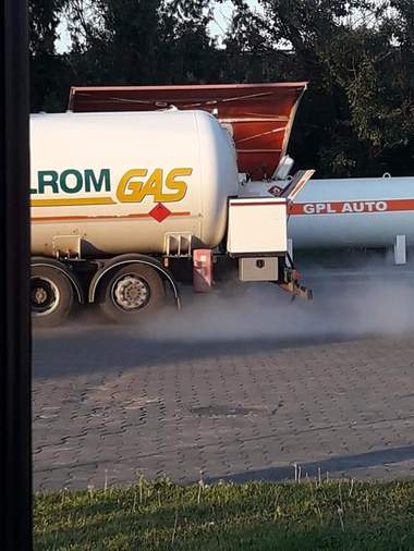 Pompierii din Constanţa intervin la o benzinărie unde există scurgeri de gaz dintr-o staţie GPL; traficul în zonă a fost închis. VIDEO