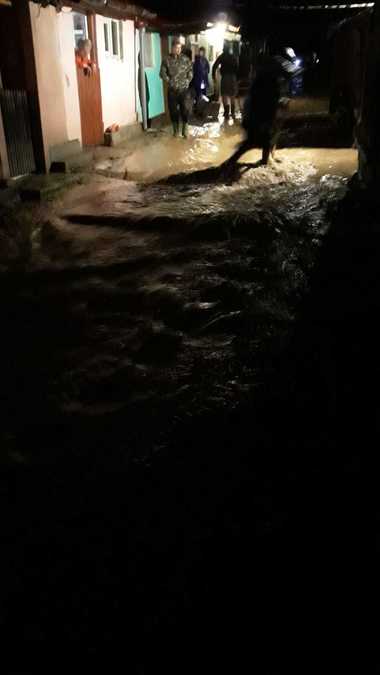 Hunedoara: Peste 60 de curţi şi trei apartamente de la parterul unor blocuri, inundate de scurgerile de pe versanţi în Lupeni şi Vulcan; în subsolul unui bloc a fost găsit un bărbat electrocutat