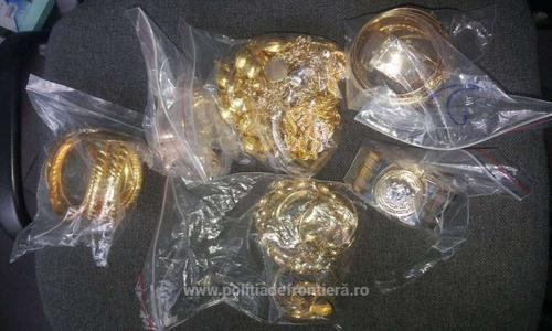 Aproape 500 de grame de bijuterii şi peste 1.000 de articole care ar fi contrafăcute, găsite de poliţiştii de frontieră din Giurgiu