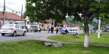 Caraş-Severin: Doi poliţişti au fost răniţi după ce autospeciala cu care erau în misiune a fost lovită de un TIR