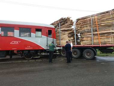 Patru persoane, rănite după ce un TIR cu cherestea a fost lovit de un tren, în judeţul Suceava. FOTO, VIDEO