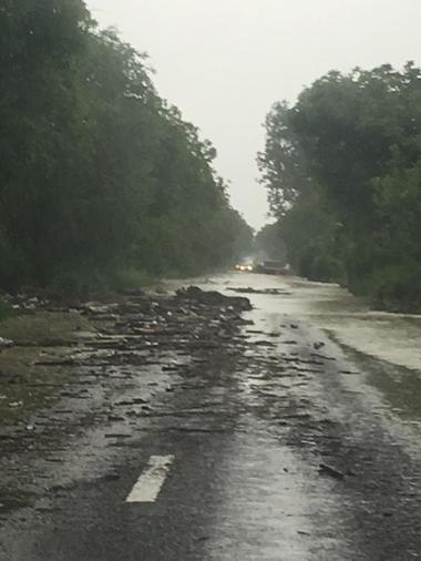 Buzău: Circulaţia pe DN 10, închisă din cauza unei viituri. VIDEO