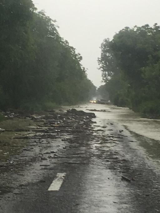 Buzău: Circulaţia pe DN 10, închisă din cauza unei viituri. VIDEO