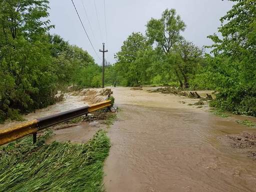 UPDATE Prahova: O femeie şi patru copii, surprinşi de viitură; femeia a fost salvată din apă de un localnic. Pompierii au găsit unul dintre copii, o fetiţă, care nu a putut fi salvată. Ceilalţi 3 copii sunt căutaţi în continuare