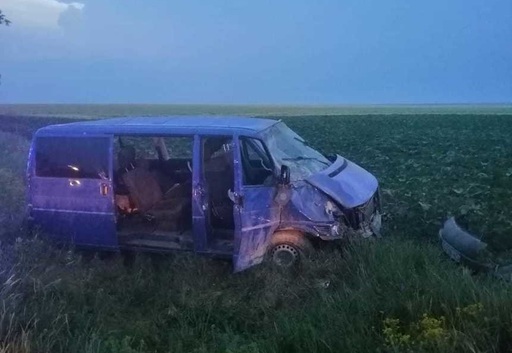 Constanţa: Trei persoane au fost rănite, după ce un microbuz s-a răsturnat din cauza exploziei unui pneu