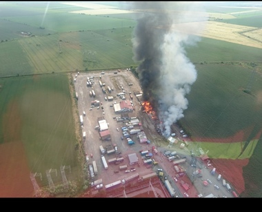 Constanţa: 20 barăci şi 3 autovehicule, distruse într-un incendiu la Târgul de legume-fructe; focul ar fi fost provocat de un mijloc de gătit lăsat nesupravegheat. FOTO